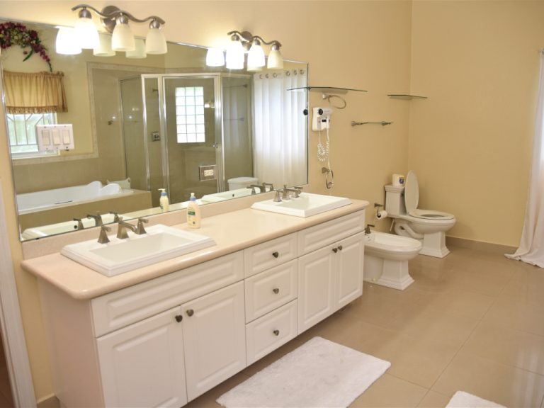 7 Mile Corridor Family Home w/ Pool & Garage - Bathroom