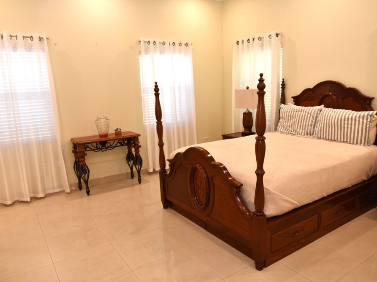 7 Mile Corridor Family Home w/ Pool & Garage - Bedroom