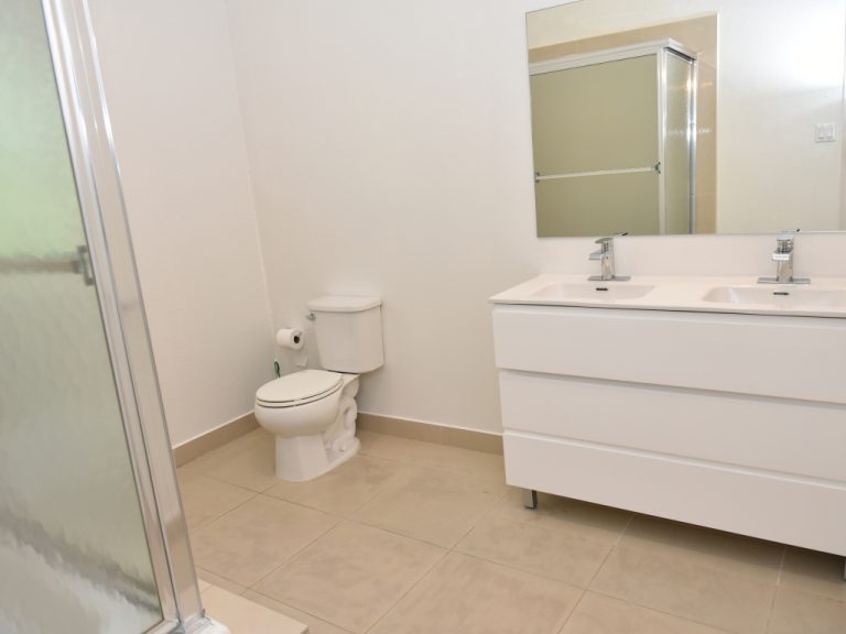 7 Mile Corridor Family Home w/ Pool & Garage - Bathroom