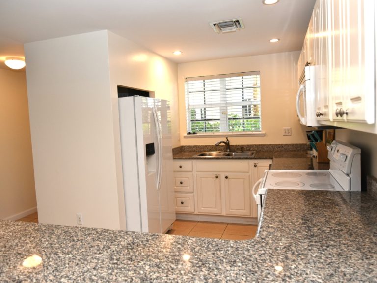 Coco Retreat 2 Bed 2.5 Bath - Kitchen