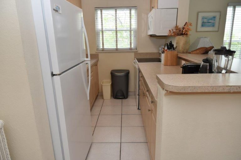 Seagull 1 Bed 1 Bath Short-Term - Kitchen