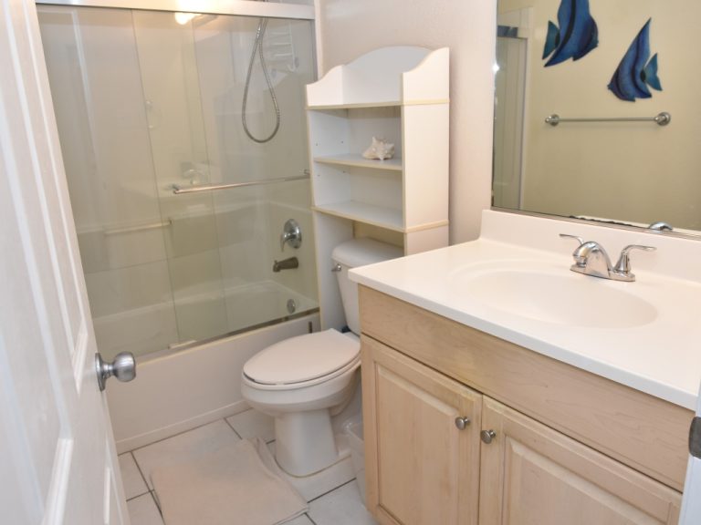 Seagull 1 Bed 1 Bath Short-Term - Bathroom
