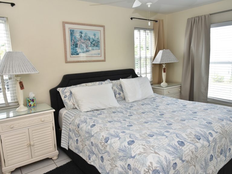Seagull 1 Bed 1 Bath Short-Term - Bedroom