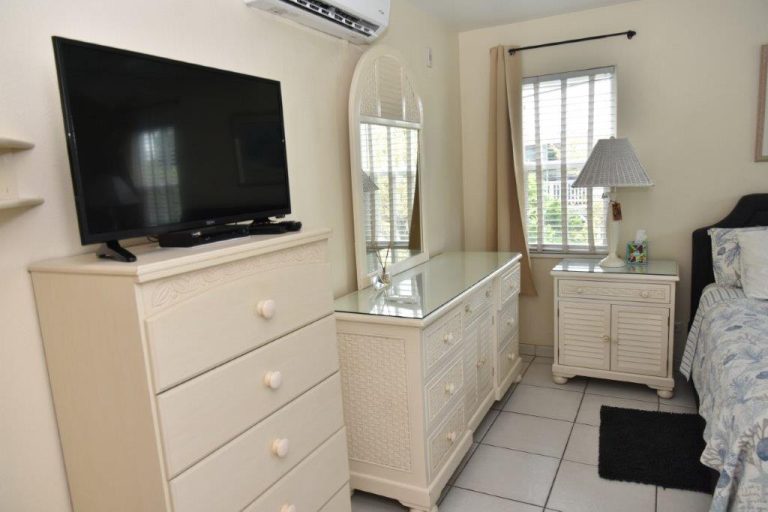 Seagull 1 Bed 1 Bath Short-Term - Bedroom