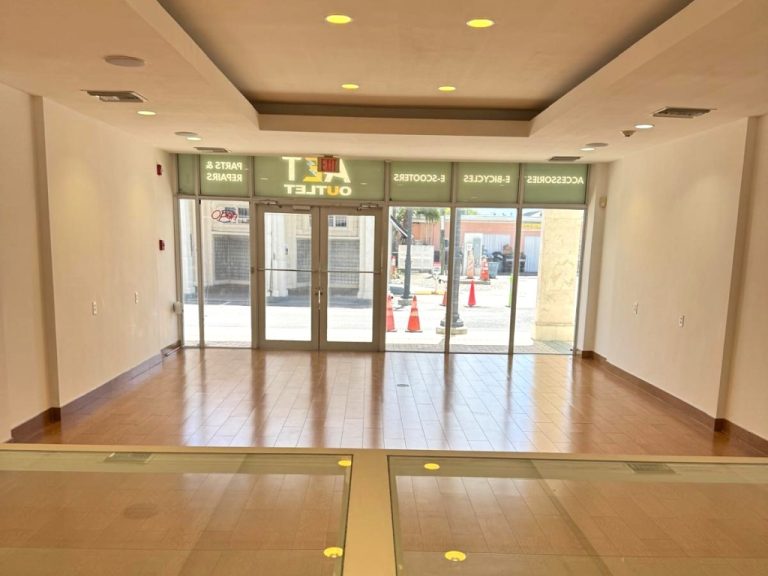 Prime Ground Floor Commercial Space - Foyer