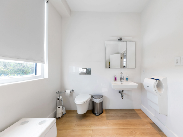 Whitehall House - Bathroom